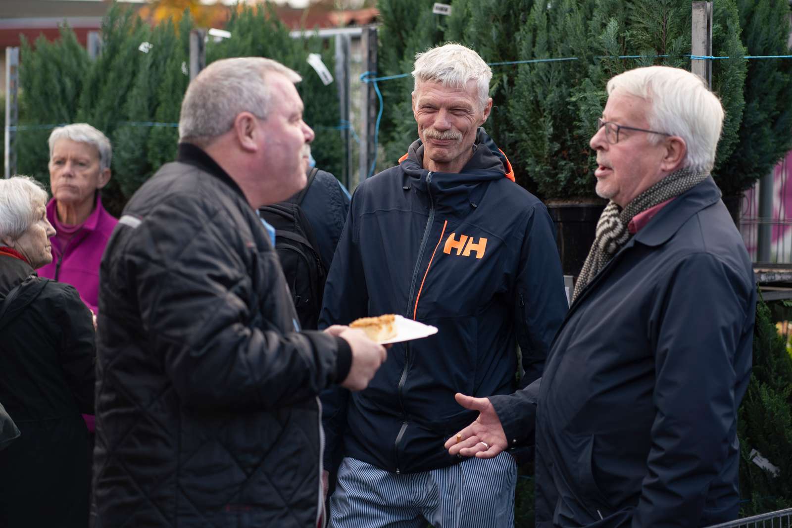Der blev diskuteret arbejdsforhold, nedslidning og pension, mens pølserne gled ned.