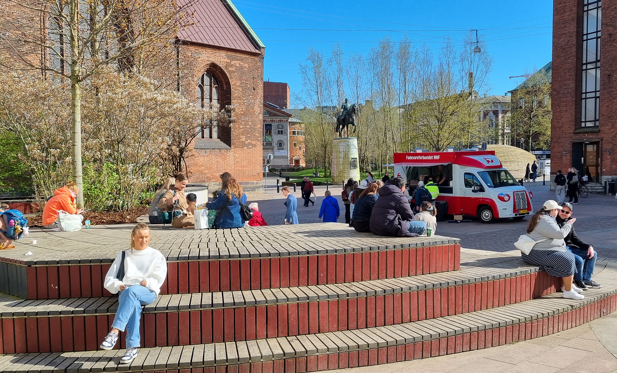 Solen skinnede denne eftermiddag over Store Torv i Aarhus, der ligger ved domkirken i byen. 