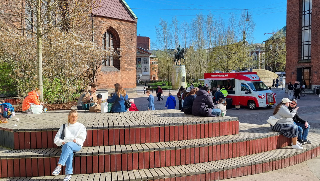 Solen skinnede denne eftermiddag over Store Torv i Aarhus, der ligger ved domkirken i byen. 