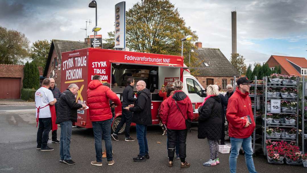 Fødevareforbundet NNF's foodtruck havde taget opstilling foran Rema1000 i Grenå denne tirsdag formiddag.