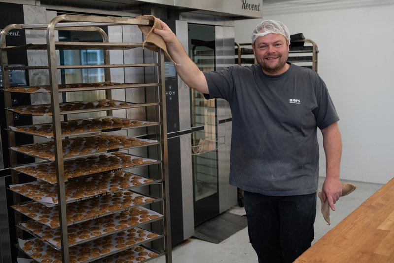 Tillidsrepræsentant Torben Holm er konditorchef. I dag er han i gang med at bage småkager.  