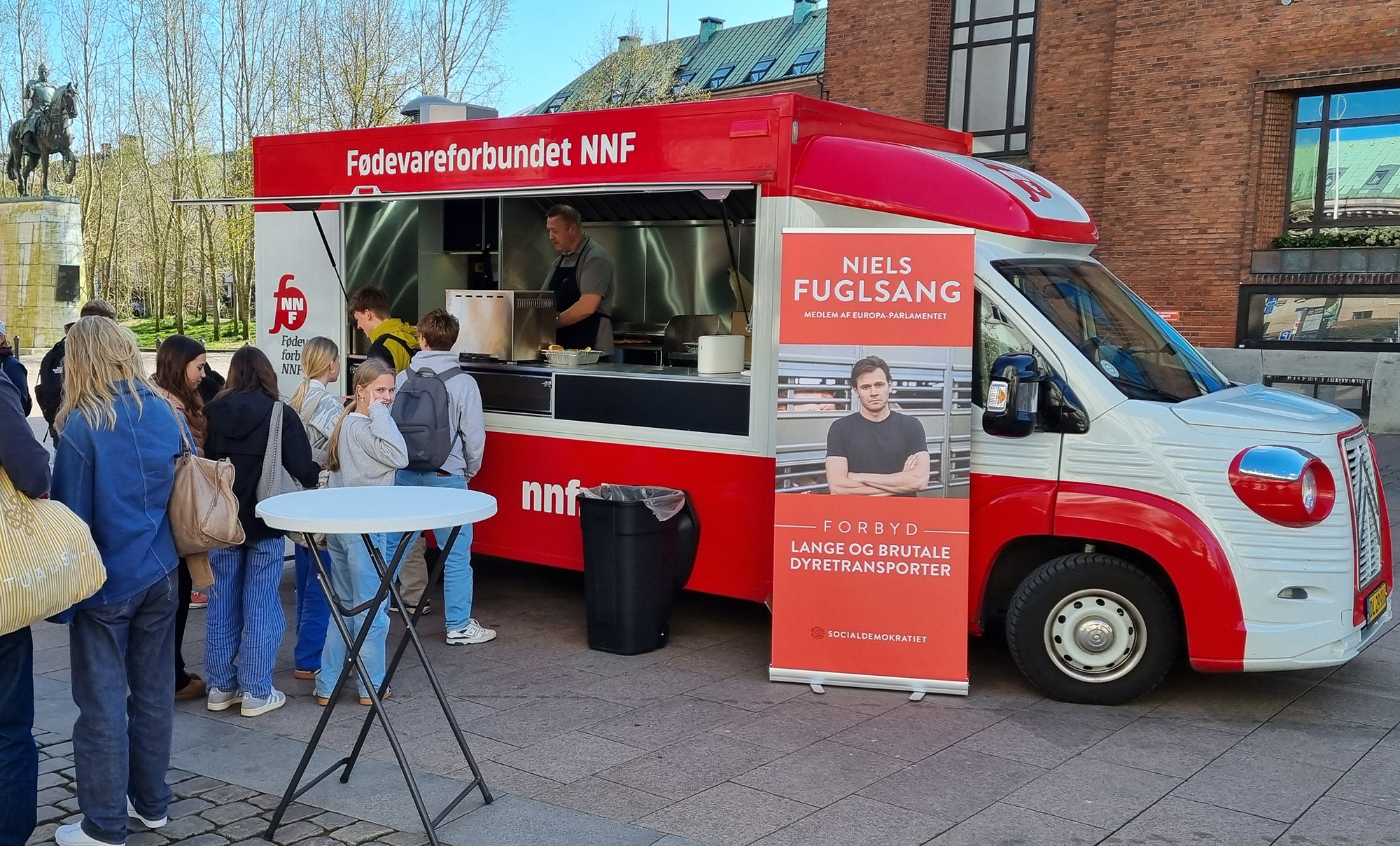 Der var mange - ikke mindst unge mennesker - der fik en pølse og information om, hvorfor lange dyretransporter skal stoppes.