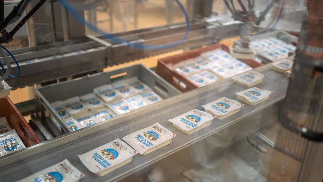 Til sidst bliver salatosten pakket i folie. 