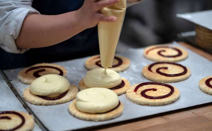 /media/vzspi5le/forside-konditor.jpg?rxy=0.4999660898607572,0.5800314129840335&width=680&height=420&v=1dbfbbde9595c60