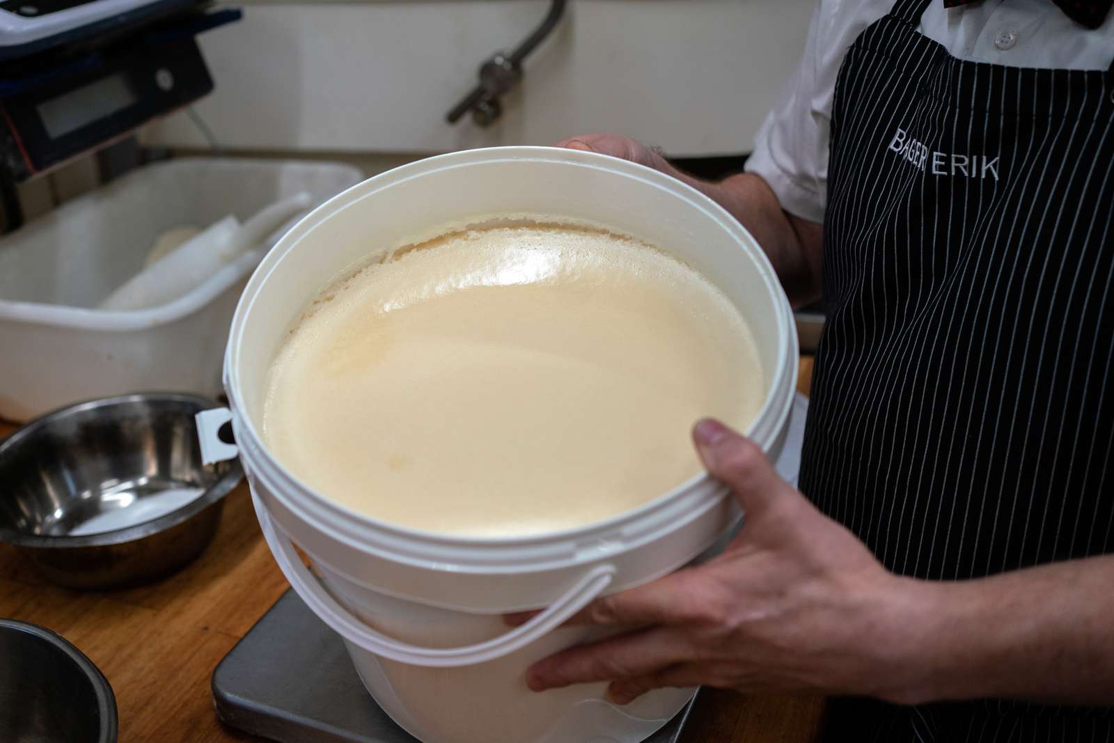 Den sidste, men allervigtigste ingrediens skal i til sidst: Honning. Hos Eriks Bageri bruger bagerne 15 kilo honning, hver gang de bager honninghjerter. 