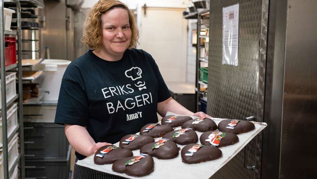 Chefkonditor Lene Larsen har betrukket honninghjerterne med chokolade og pyntet dem med glansbilleder med nissemænd.  