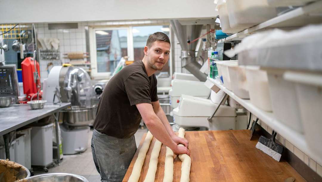 Hos Pompei er de godt tilfredse med at sælge flere fastelavnsboller end før i tiden, da de i januar og februar ofte har oplevet, at salget falder lidt. De kan godt mærke, at fastelavnsbollerne erstatter en del af kundernes andre kager, men kanelstænger, som mestersvend Kristian Parmo laver her, er der altid salg i.  