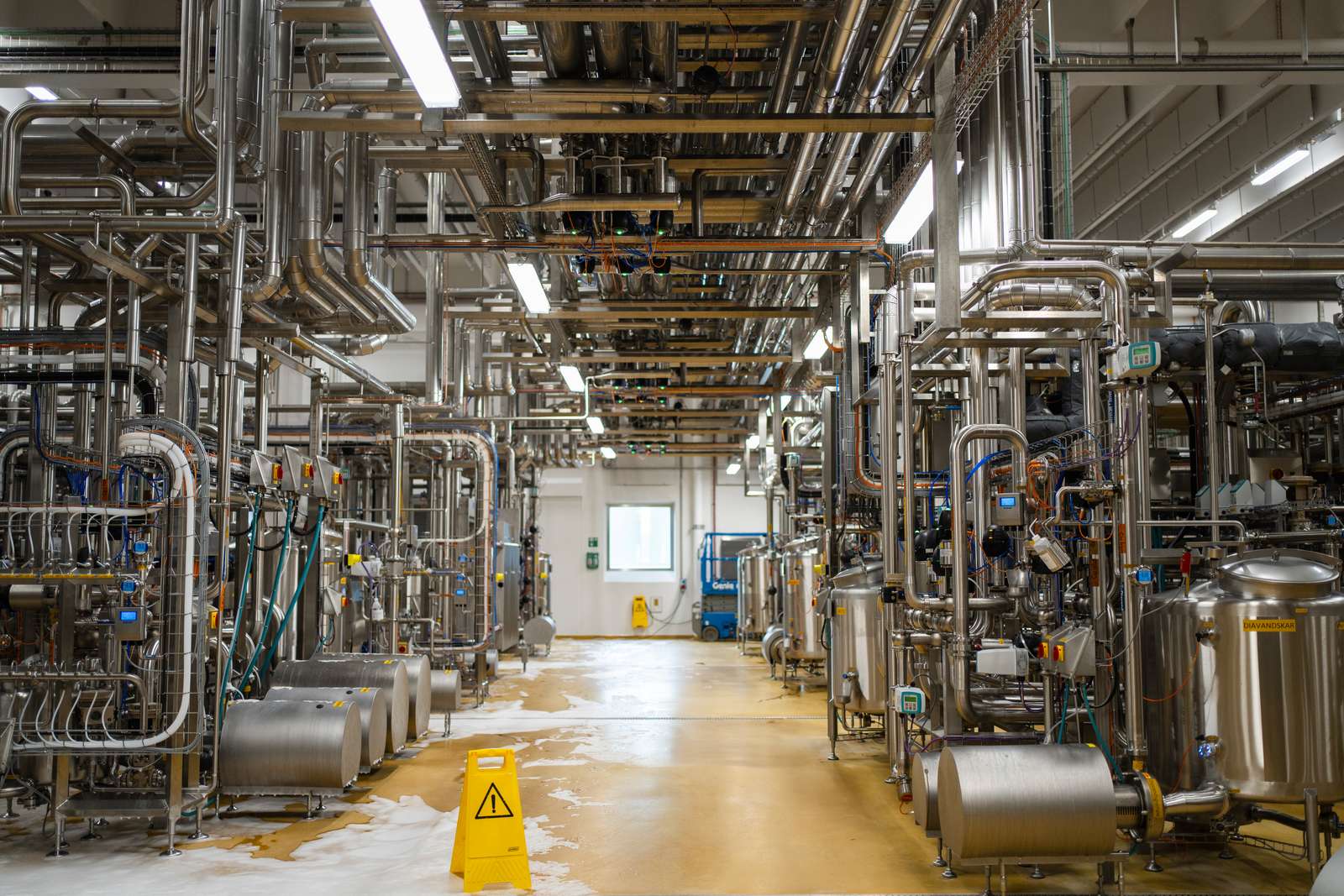Vallen pumpes rundt i lukkede systemer og alle processer styres fra computere.
