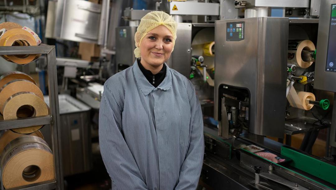 Det gule hårbånd vidner om, at Djuna Veje er ny i etikette-afdelingen, hvor hun skal lære at betjene maskinerne. 