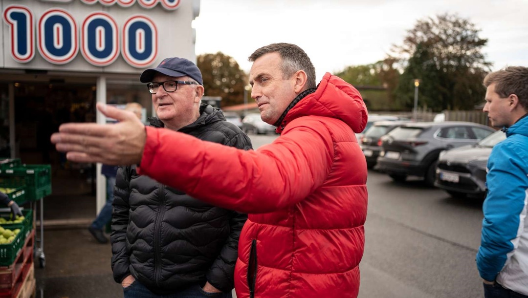 - Skulle det være noget med en pølse? Folketingsmedlem Leif Lahn Jensen fra Socialdemokratiet talte med de handlende om tidlig pension og bød på pølser sammen med Fødevareforbundet NNF.