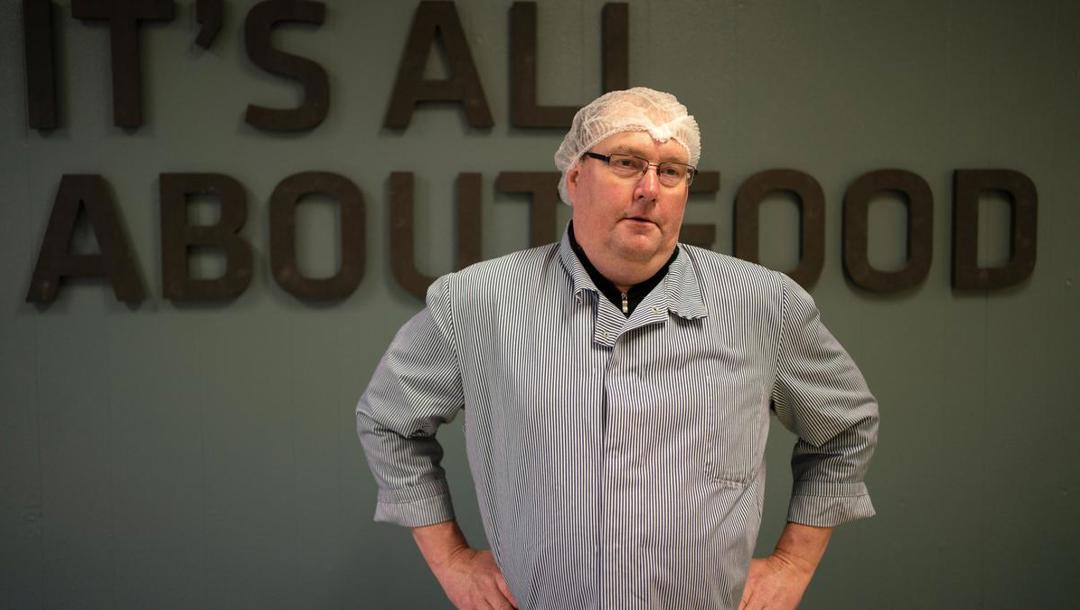 Kim Nielsen er på arbejde 2. juledag, ligesom størstedelen af de andre på slagteriet. “Jeg fik det at vide, da jeg startede på jobbet, og både min kone og jeg er afklaret med, at sådan er det. Økonomisk er det ikke nødvendigt for mig, så jeg ville hellere have fri, men når butikkerne har åbent, skal nogen jo levere varerne,” siger han. 